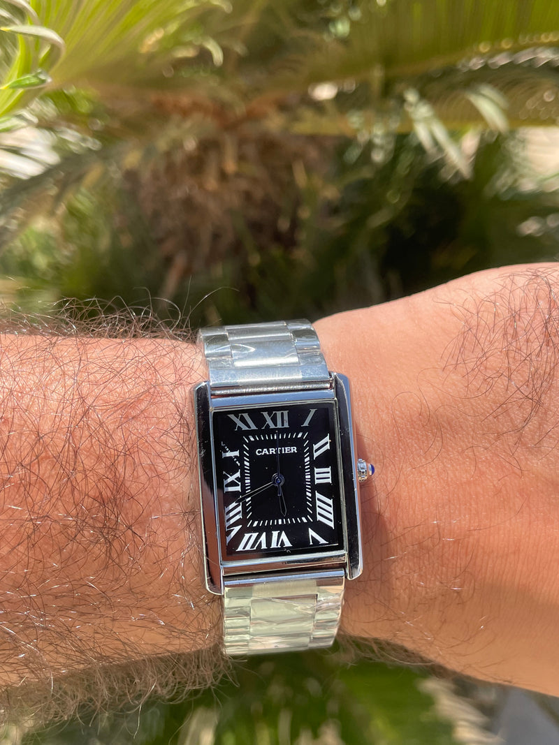 ساعة Cartier Tank باللون الفضي