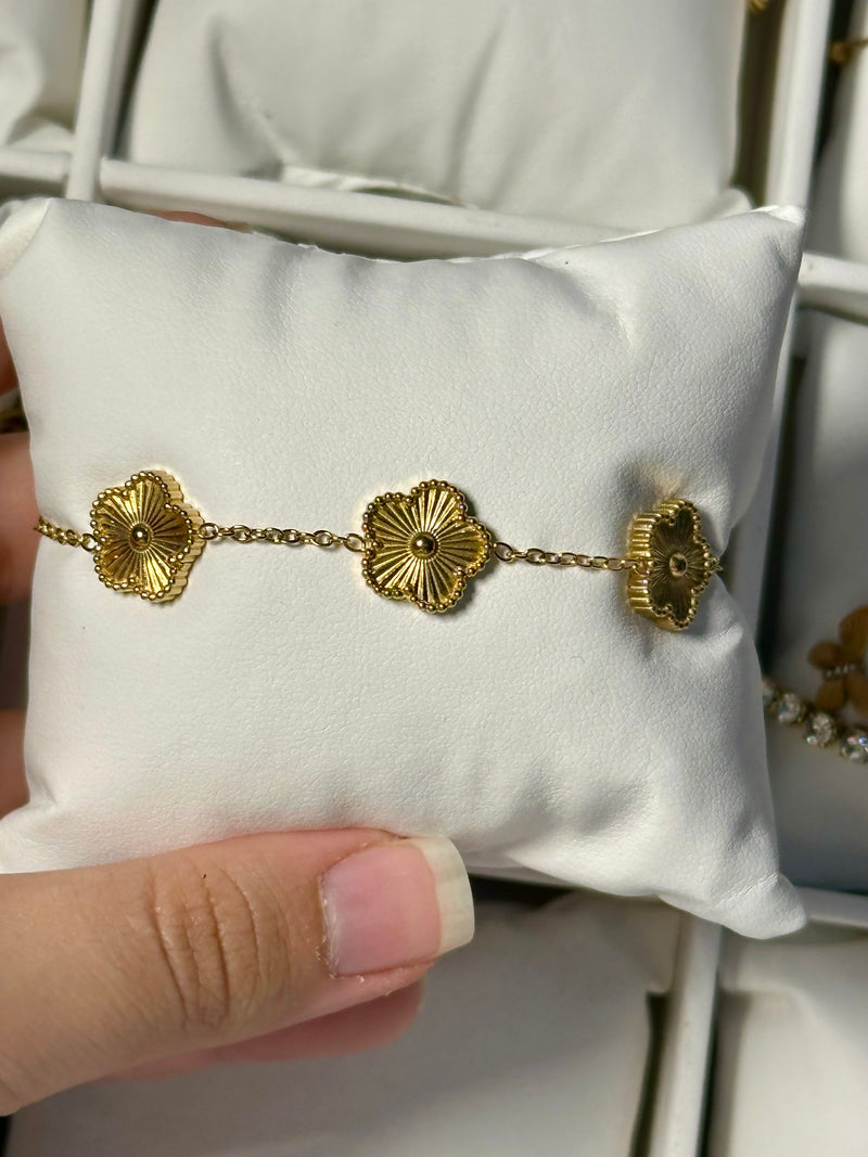أسورة Van Cleef باللون الذهبي