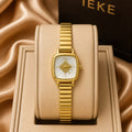 Ieke in gold and white