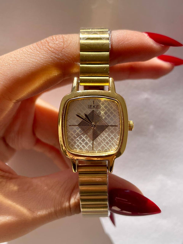 Ieke in gold and white
