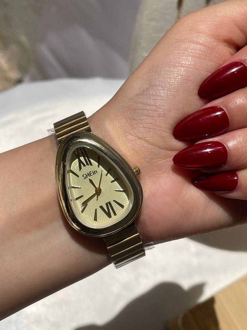 ساعة Shein بتصميم Bulgari الذهبي