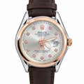 Men's Silver Dial Date Watch – Rose Gold-Tone Bezel & Brown Strap. Sunburst silver dial, rose gold-tone bezel, crystal-look markers, magnified date window, and stitched brown leather-look strap.