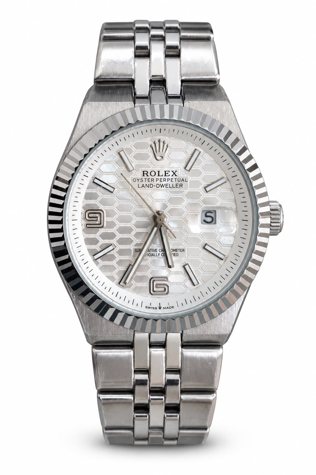Men's Silver-Tone Fluted Bezel Date Watch – Textured White Dial. Silver-tone multi-link metal bracelet, fluted bezel, white geometric-patterned dial, and magnified date window.