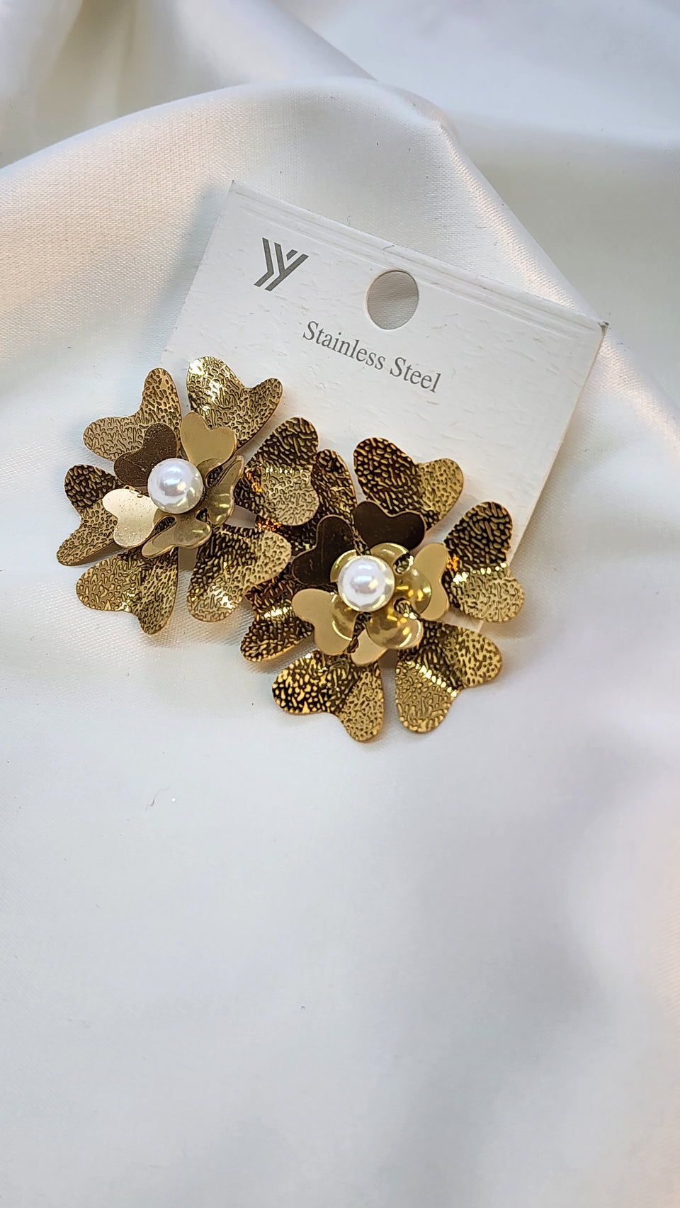 Flower earrings in white pearl