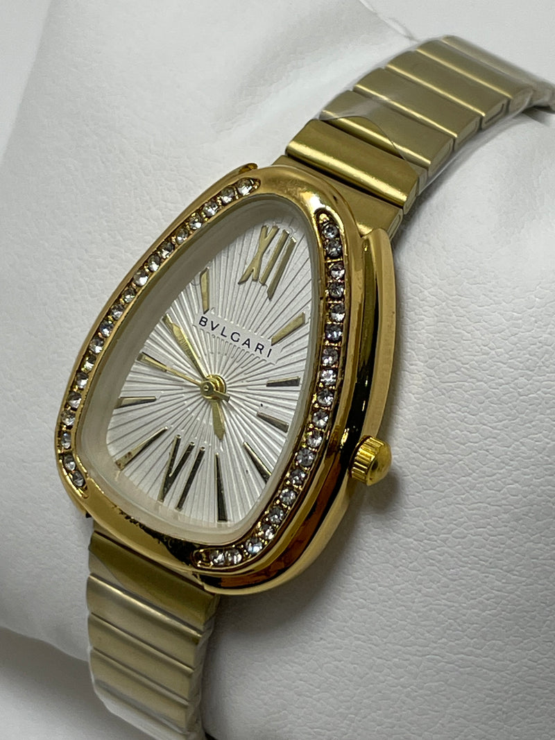 ساعة Bvlgari باللون الذهبي