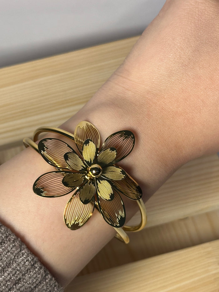 Big flower bracelet