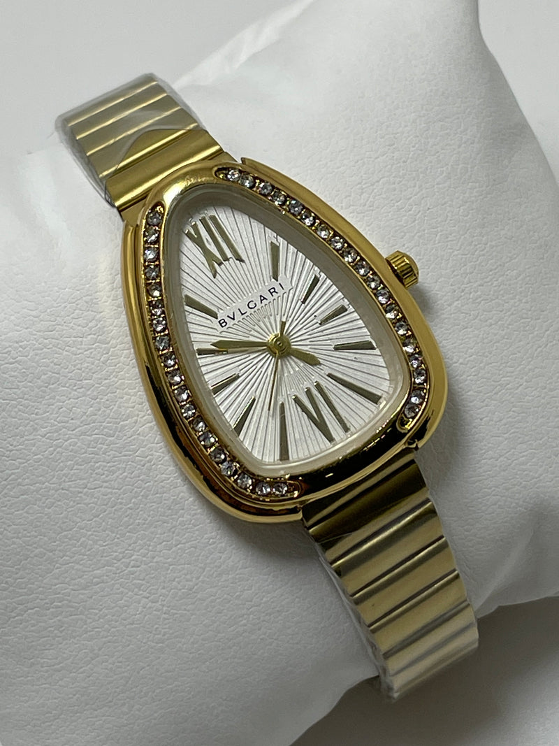 ساعة Bvlgari باللون الذهبي