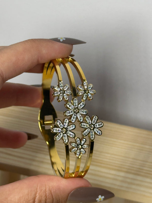Flower diamond bracelet