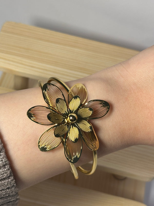 Big flower bracelet